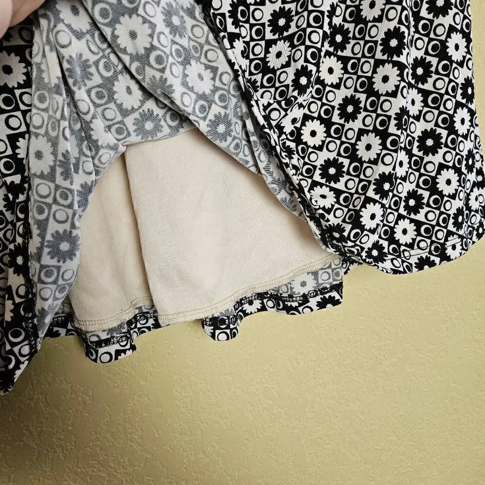 NWT Gilli Geometric Skirt
